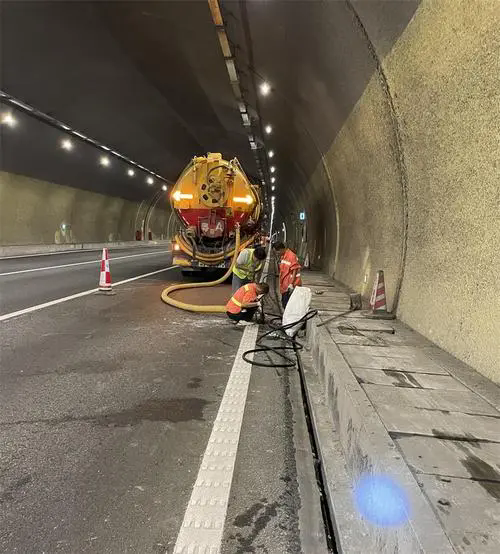 甘洛隧道排水渠清淤